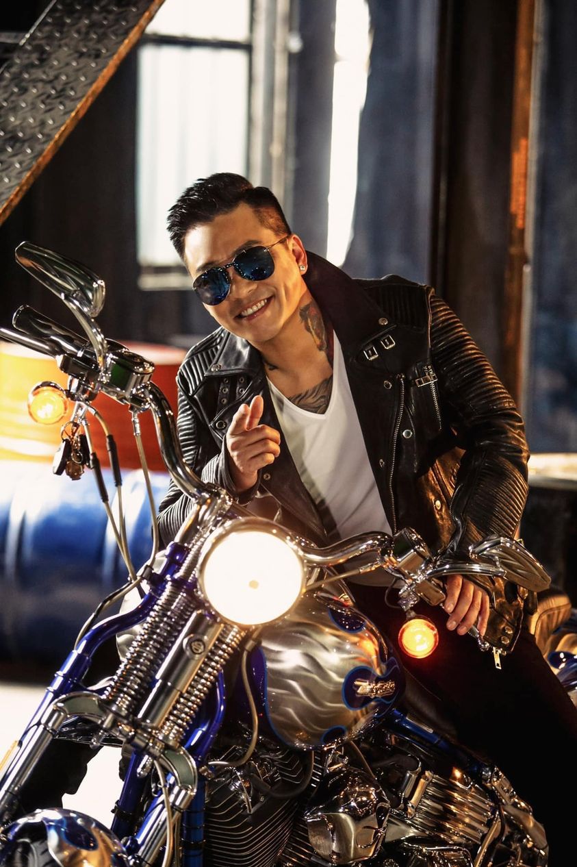 Tuấn Hưng mở show ngay tại ban công nhà mình, hát miễn phí cho người hâm mộ - Ảnh 4