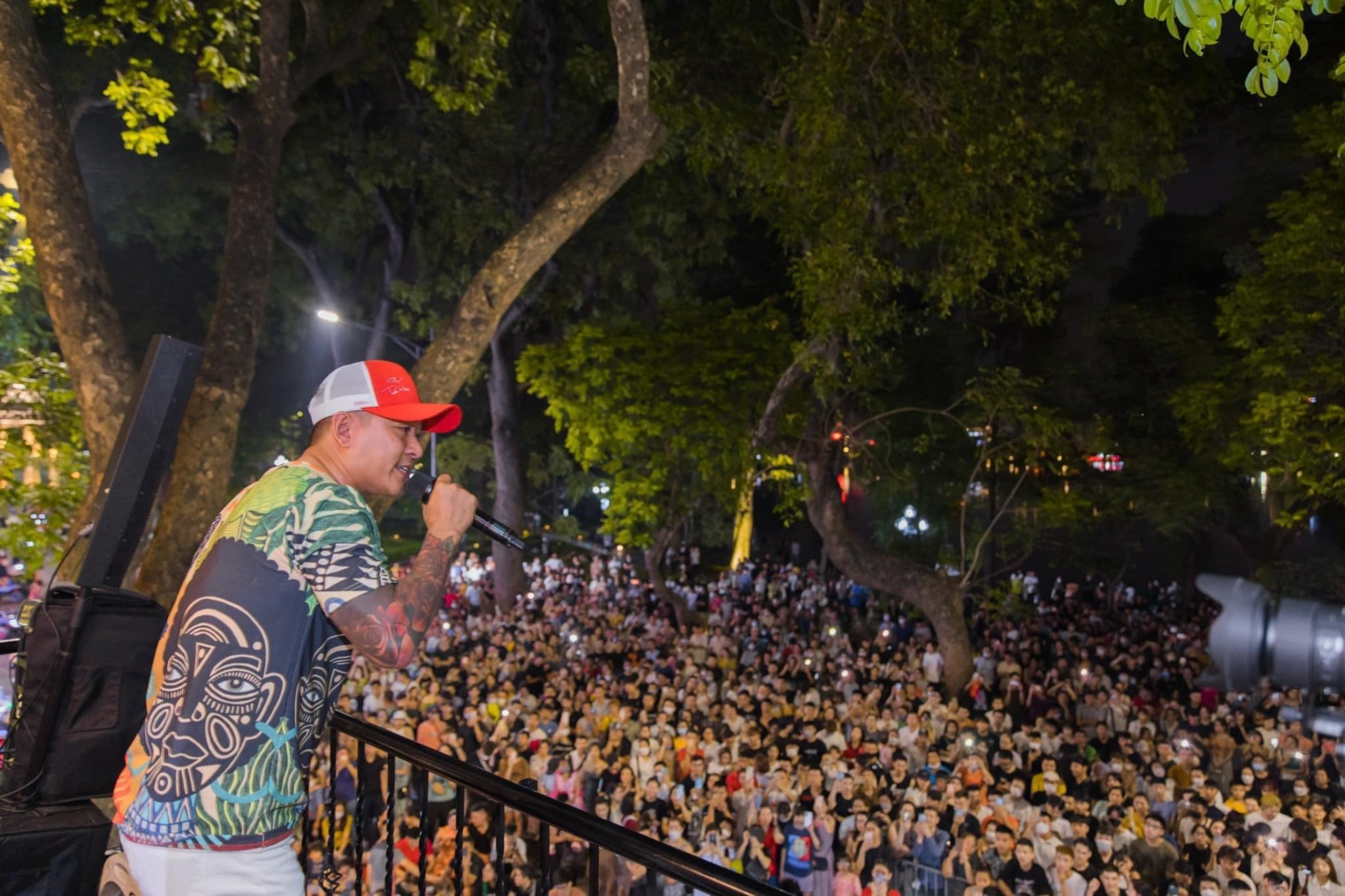 Tuấn Hưng mở show ngay tại ban công nhà mình, hát miễn phí cho người hâm mộ - Ảnh 5