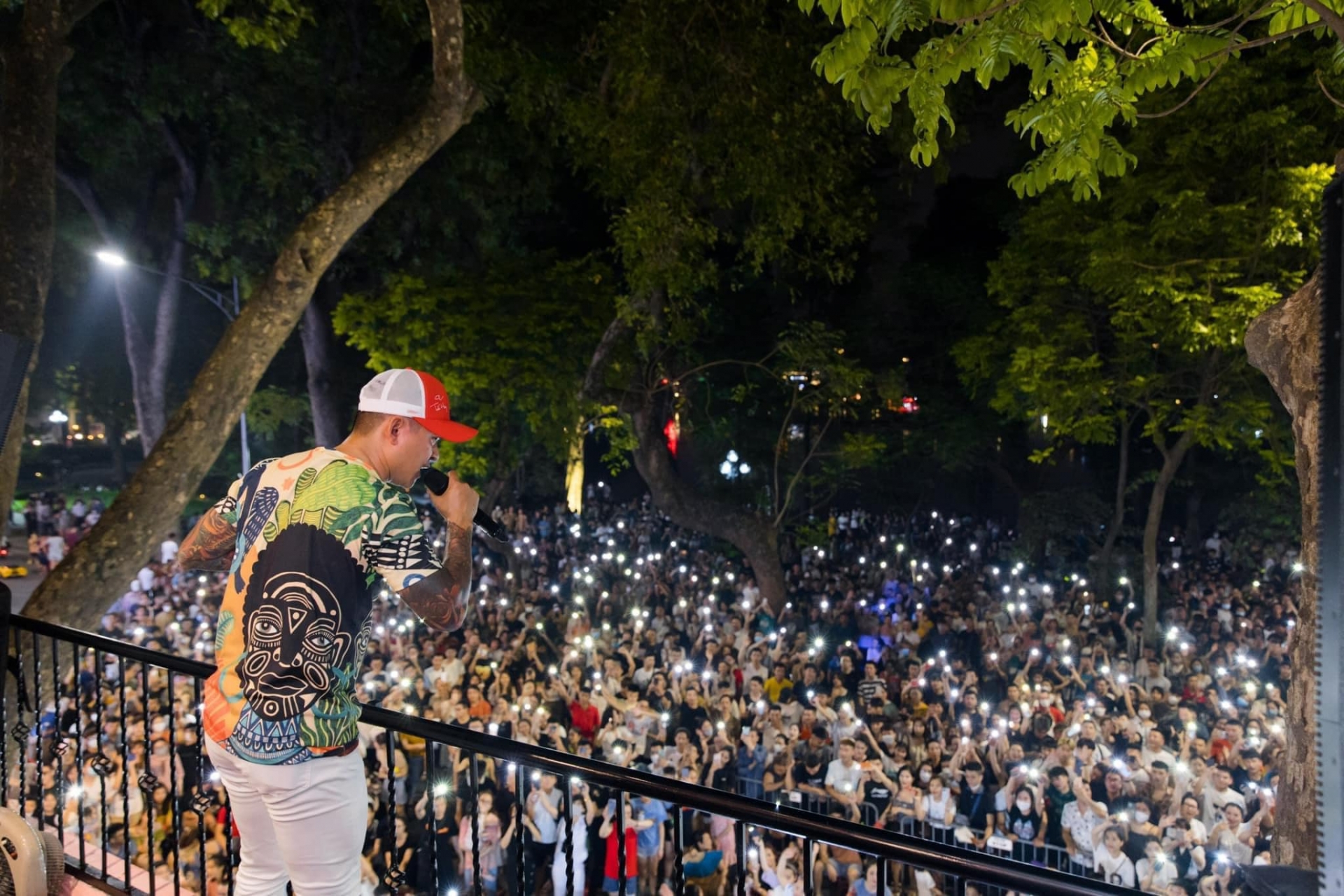 Tuấn Hưng mở show ngay tại ban công nhà mình, hát miễn phí cho người hâm mộ - Ảnh 6