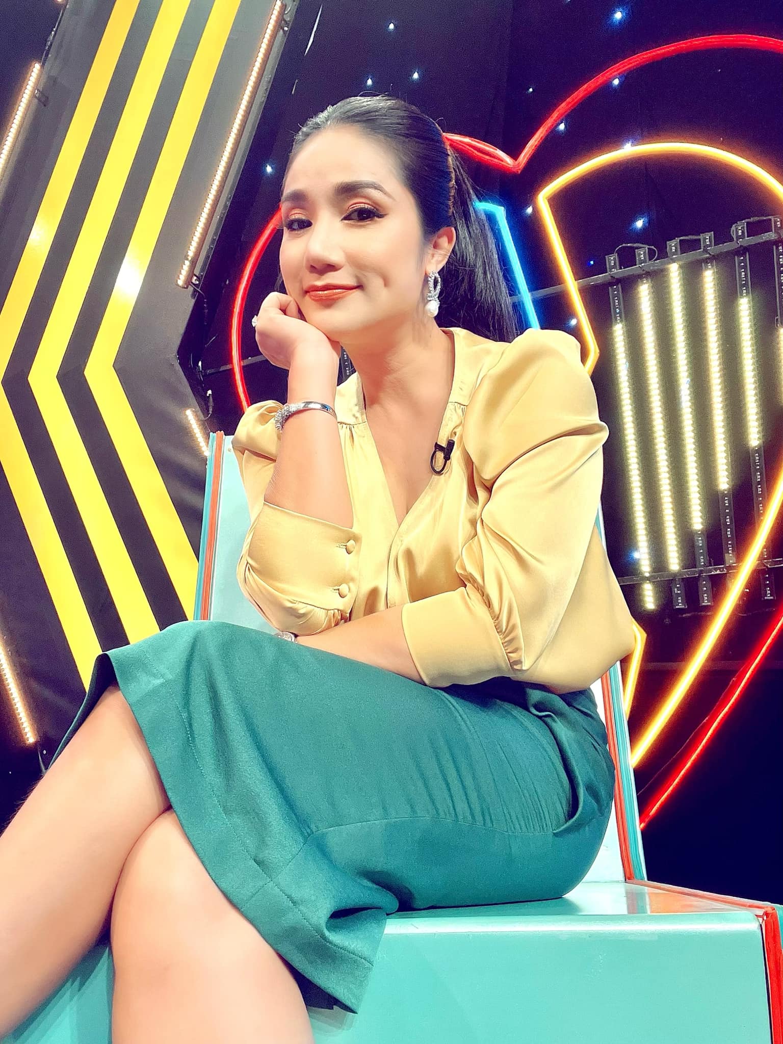 MC Cát Tường cởi dây áo, nhìn vòng 1 tự hỏi: 