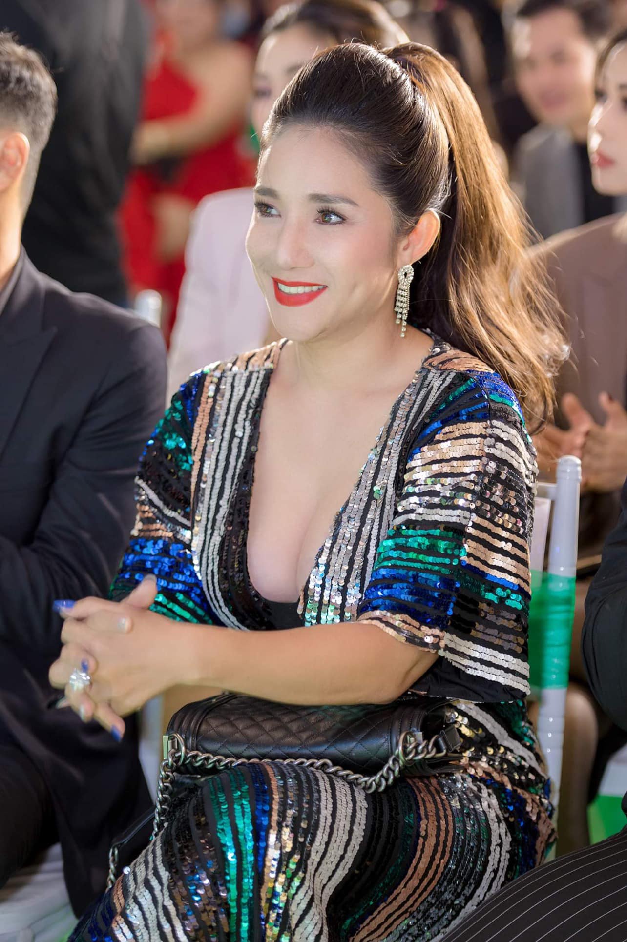 MC Cát Tường cởi dây áo, nhìn vòng 1 tự hỏi: 