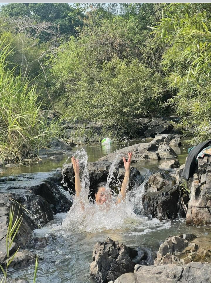 MC Cát Tường cởi dây áo, nhìn vòng 1 tự hỏi: 