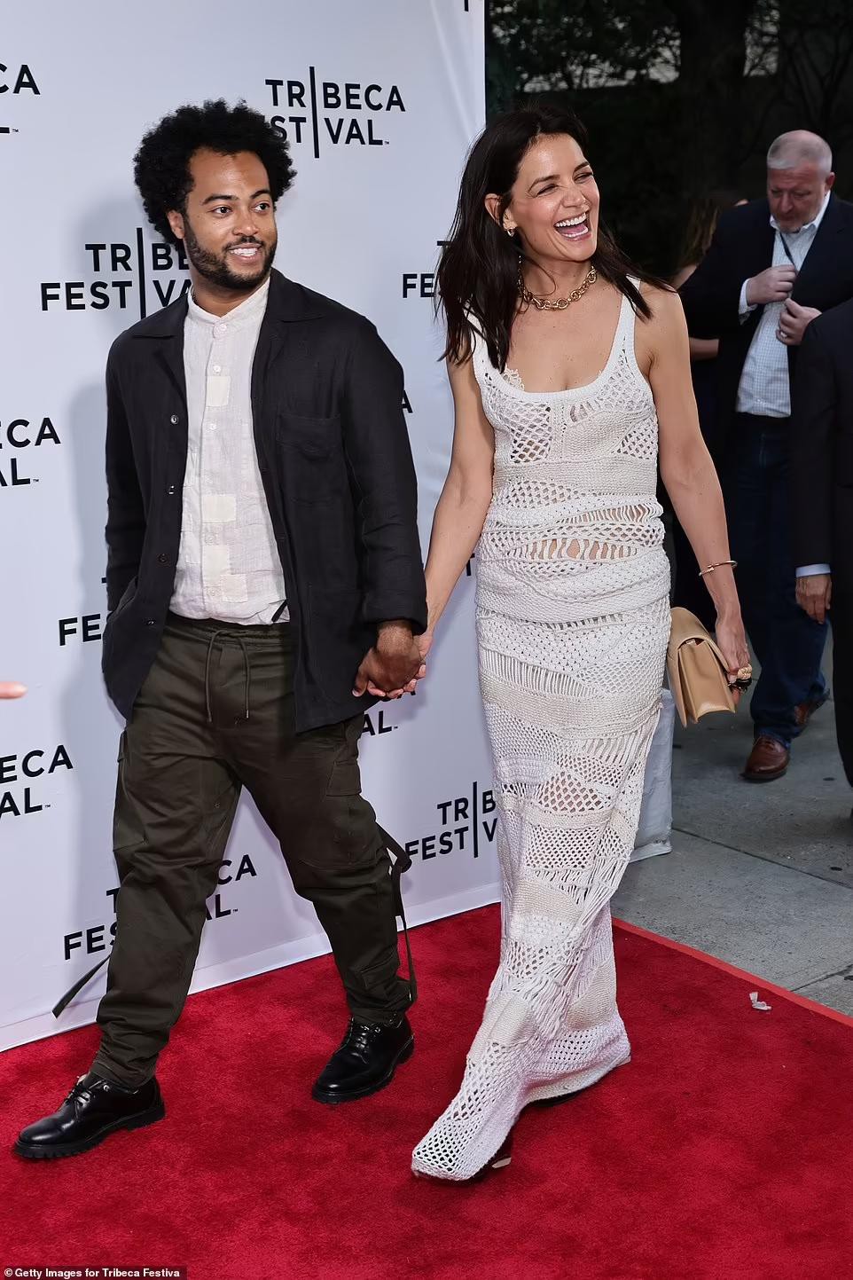 Vợ cũ Tom Cruise tay trong tay với tình trẻ kém 11 tuổi tại sự kiện, nhan sắc mẹ bỉm U50 gây sốt - Ảnh 3