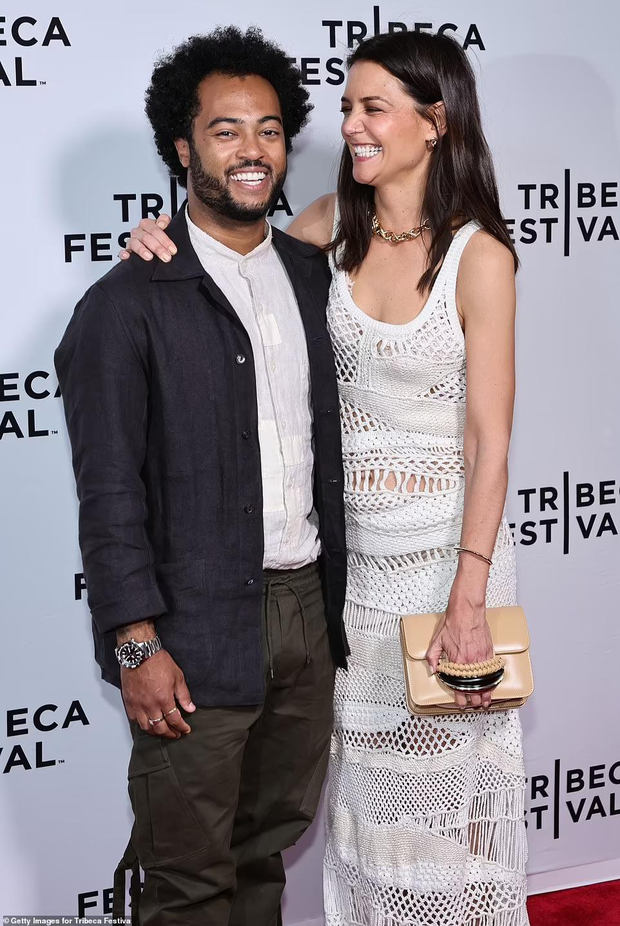 Vợ cũ Tom Cruise tay trong tay với tình trẻ kém 11 tuổi tại sự kiện, nhan sắc mẹ bỉm U50 gây sốt - Ảnh 1