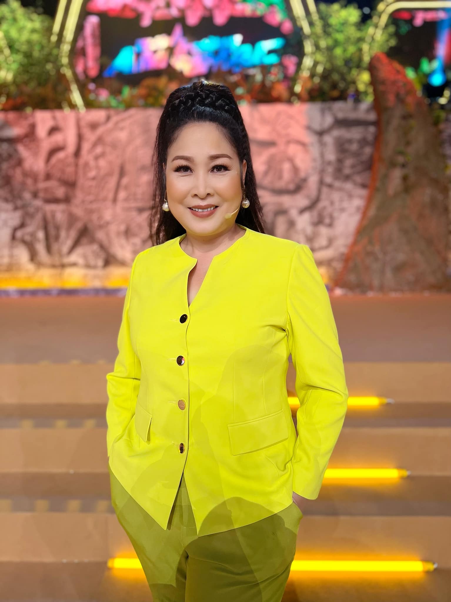 NSND Hồng Vân là ai? Nghệ sĩ hài gạo cội vướng nhiều thị phi của showbiz Việt - Ảnh 11