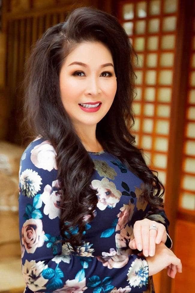 NSND Hồng Vân là ai? Nghệ sĩ hài gạo cội vướng nhiều thị phi của showbiz Việt - Ảnh 12