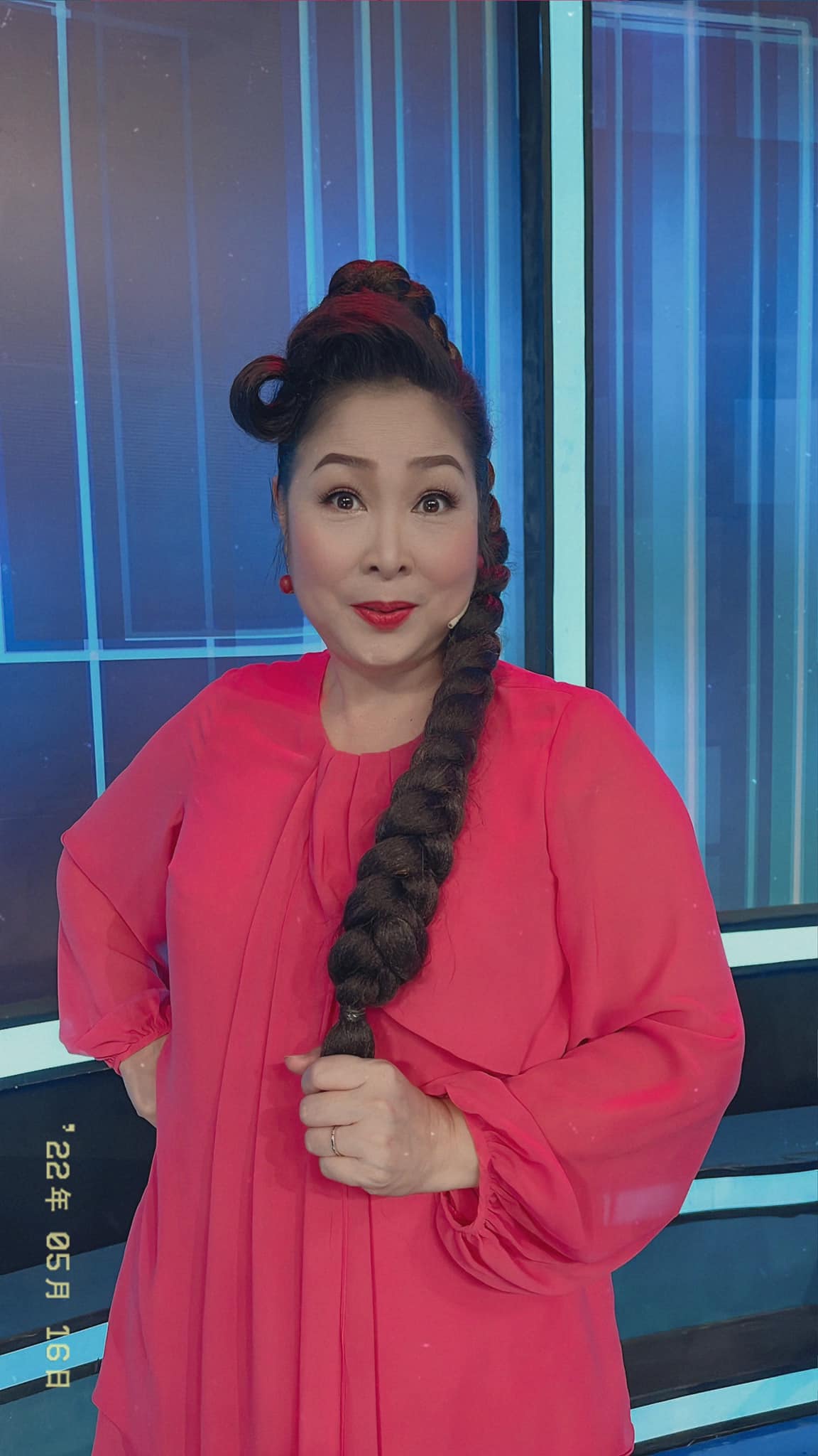 NSND Hồng Vân là ai? Nghệ sĩ hài gạo cội vướng nhiều thị phi của showbiz Việt - Ảnh 18