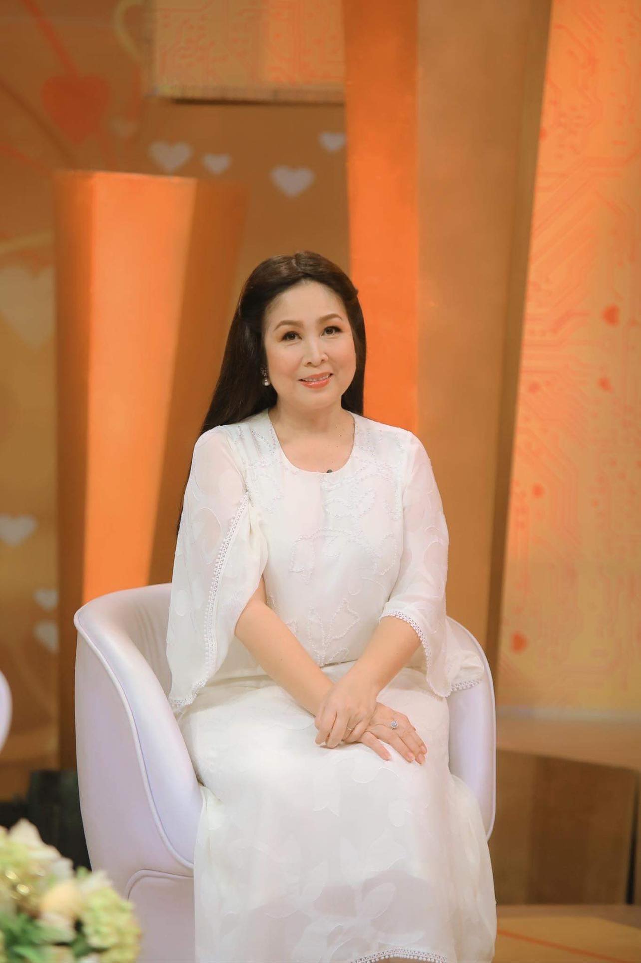 NSND Hồng Vân là ai? Nghệ sĩ hài gạo cội vướng nhiều thị phi của showbiz Việt - Ảnh 20