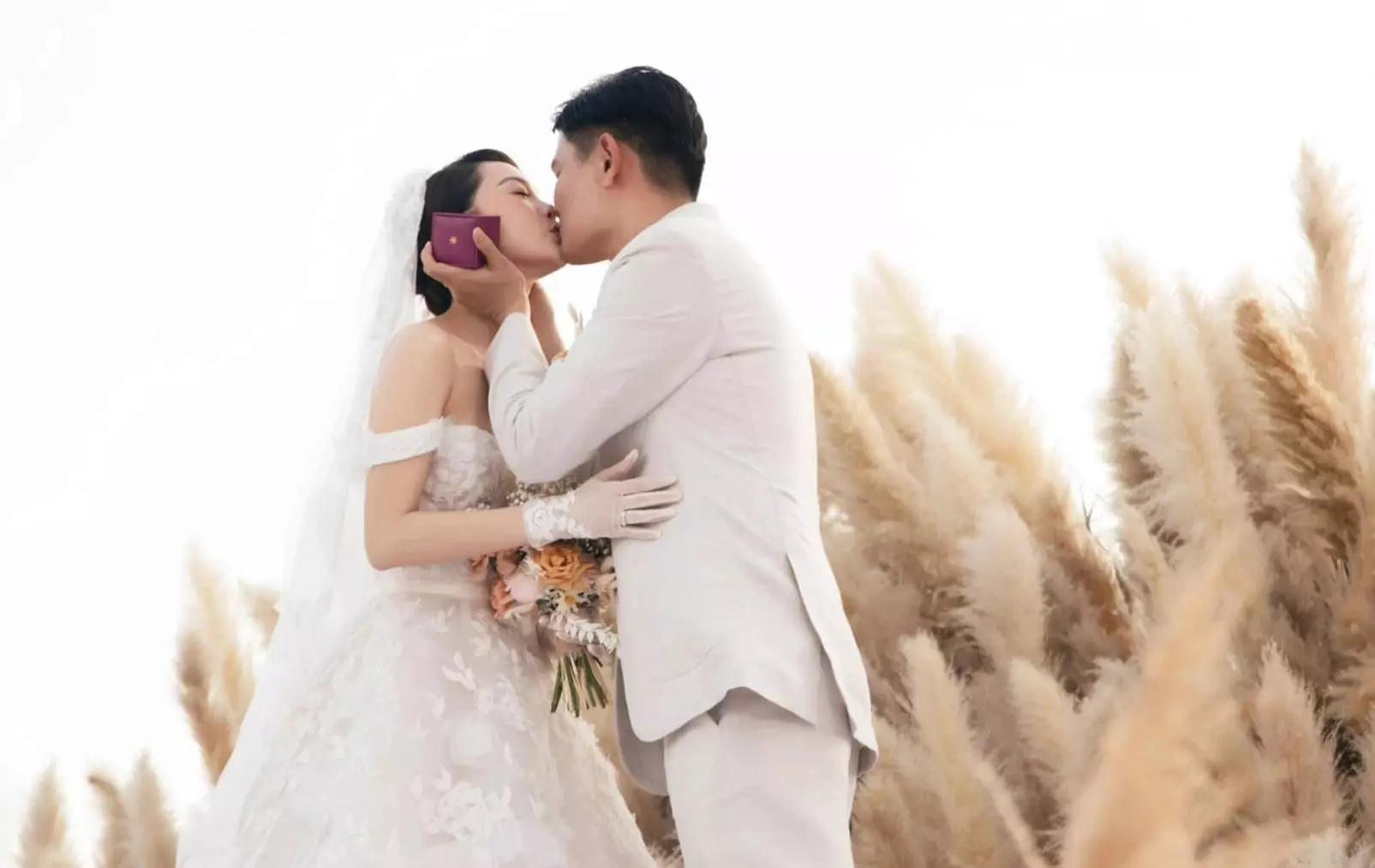 Bất chấp dặn dò của Minh Hằng, Noo Phước Thịnh trót đăng hình lộ mặt chú rể trong đám cưới - Ảnh 1