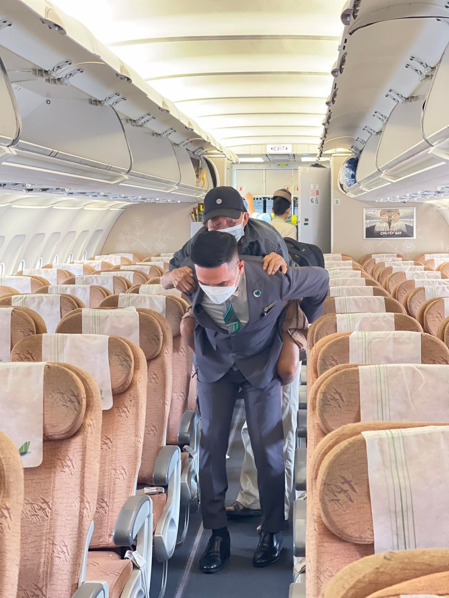 Cảm động hình ảnh cụ ông 70 tuổi cõng người cha 90 tuổi trên máy bay - Ảnh 2