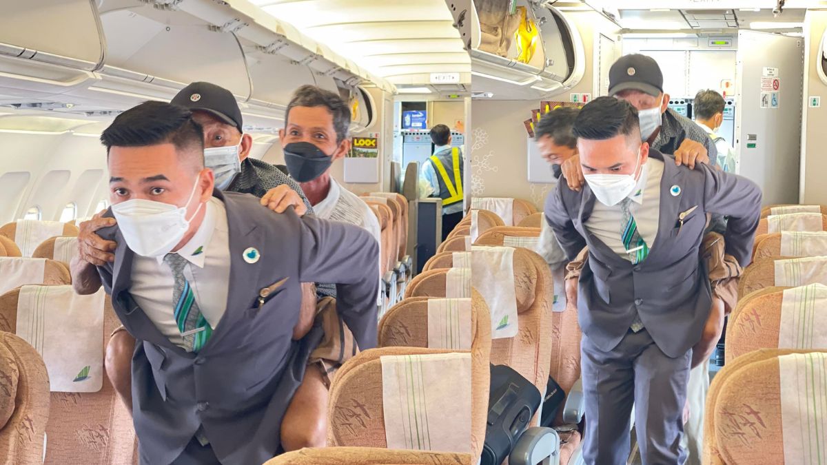 Xúc động hình ảnh cụ ông 70 tuổi cõng cha 90 tuổi lên máy bay