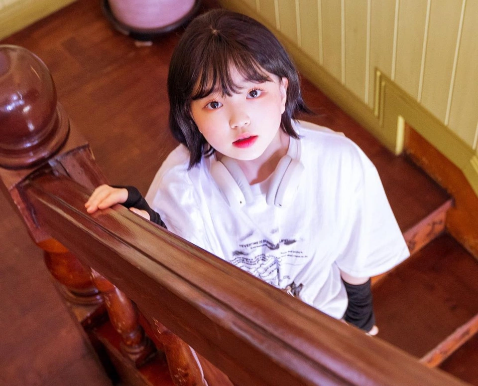 Sao Hàn 21 tuổi gây sốt MXH khi đóng vai học sinh tiểu học - Ảnh 3