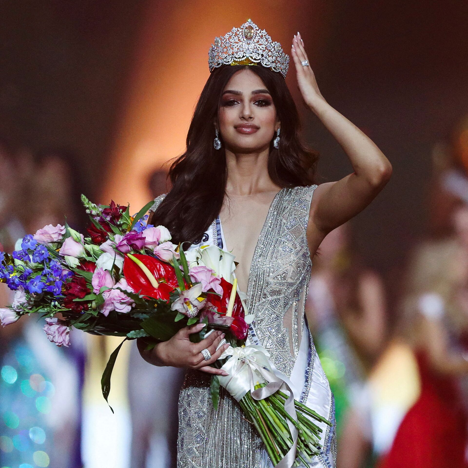 Đương kim Miss Universe xuất hiện tại Việt Nam, màn đọ sắc với Kim Duyên gây chú ý - Ảnh 1