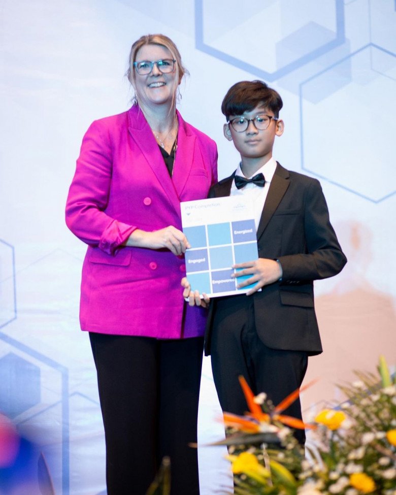 Lệ Quyên khoe con trai 11 tuổi giống mình ở khoản 