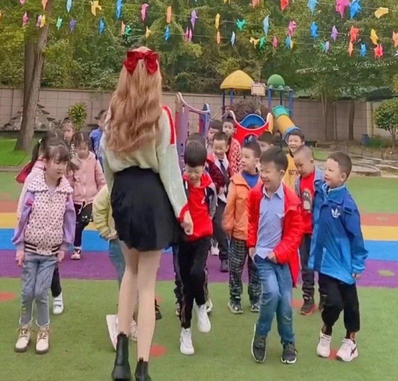 Cô giáo mầm non mặc váy ngắn đi dạy, thái độ dửng dưng khi bị phụ huynh nhắc nhở - Ảnh 1
