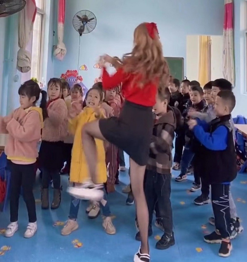Cô giáo mầm non mặc váy ngắn đi dạy, thái độ dửng dưng khi bị phụ huynh nhắc nhở - Ảnh 2