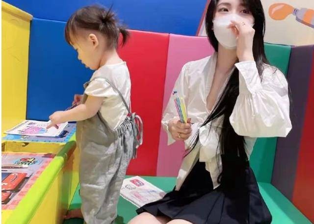 Cô giáo mầm non mặc váy ngắn đi dạy, thái độ dửng dưng khi bị phụ huynh nhắc nhở - Ảnh 3