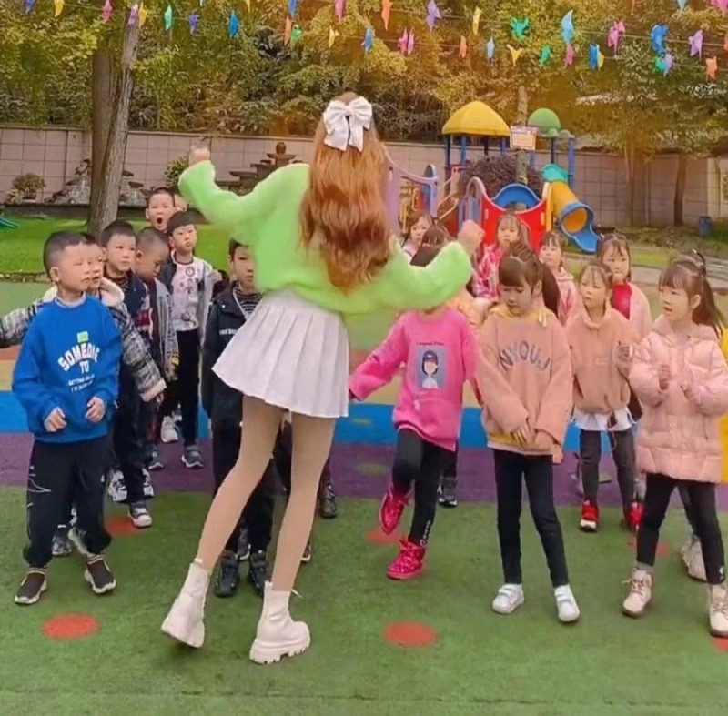 Cô giáo mầm non mặc váy ngắn đi dạy, thái độ dửng dưng khi bị phụ huynh nhắc nhở - Ảnh 6