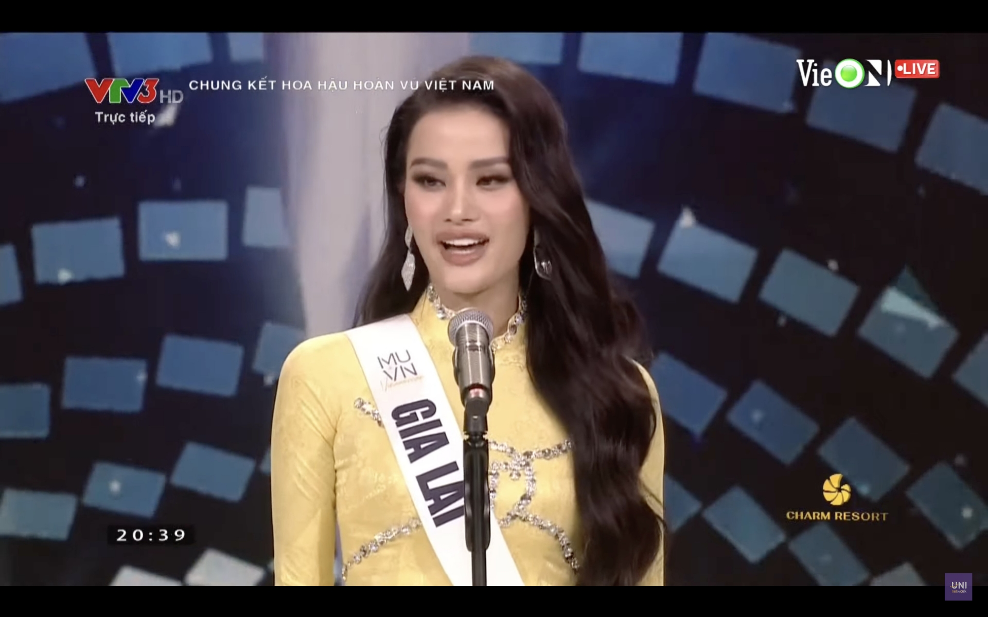 Chung kết Hoa hậu Hoàn vũ Việt Nam 2022: Ngọc Châu nói về trẻ em, Hương Ly nói song ngữ - Ảnh 2