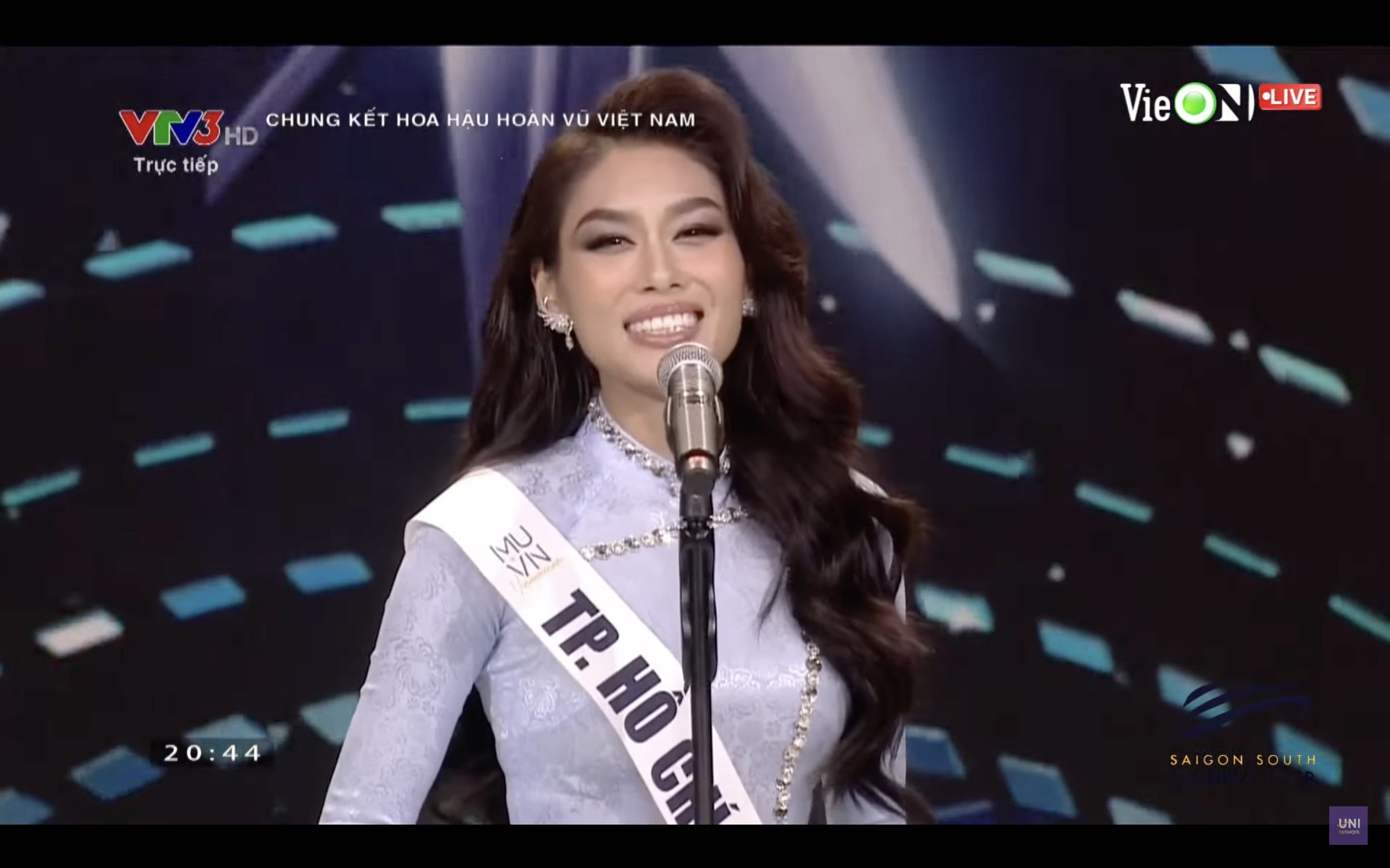 Chung kết Hoa hậu Hoàn vũ Việt Nam 2022: Ngọc Châu nói về trẻ em, Hương Ly nói song ngữ - Ảnh 1