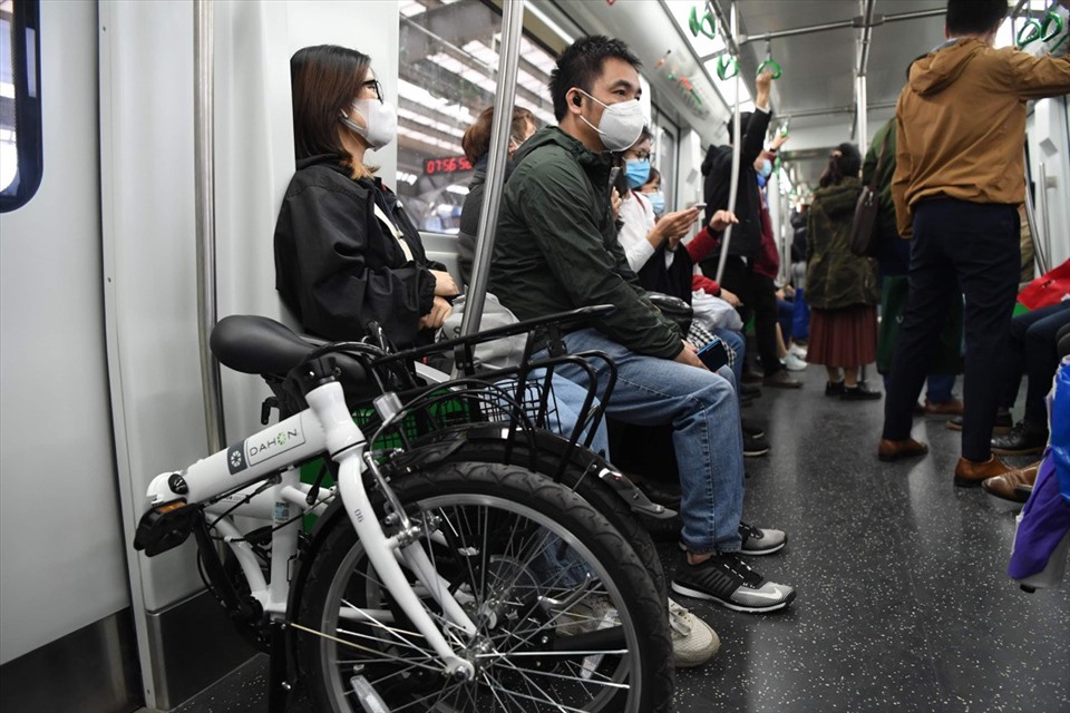 Đường sắt Cát Linh - Hà Đông cho phép mang xe đạp gấp gọn lên tàu - Ảnh 1