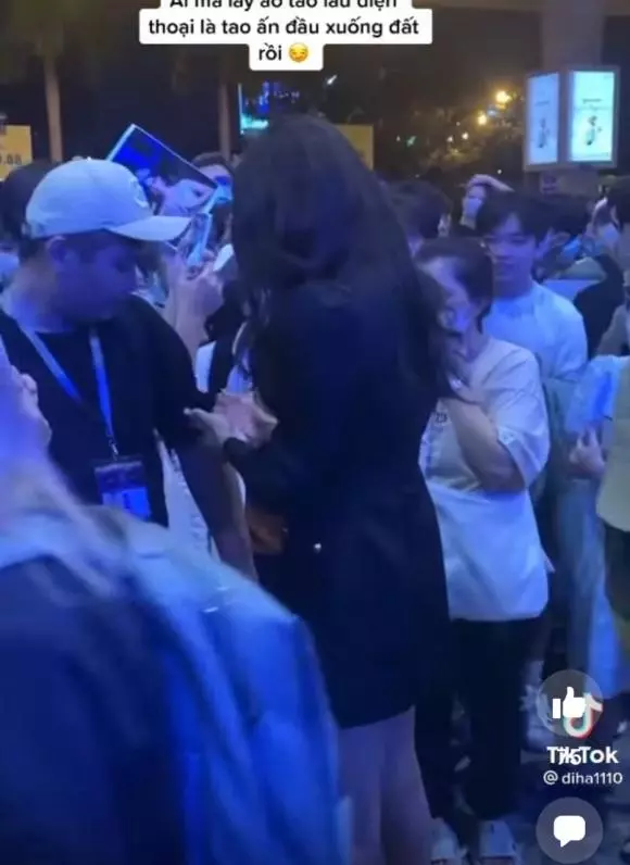 Kim Duyên bị mời ra khỏi thảm đỏ Hoa hậu Hoàn vũ vì 