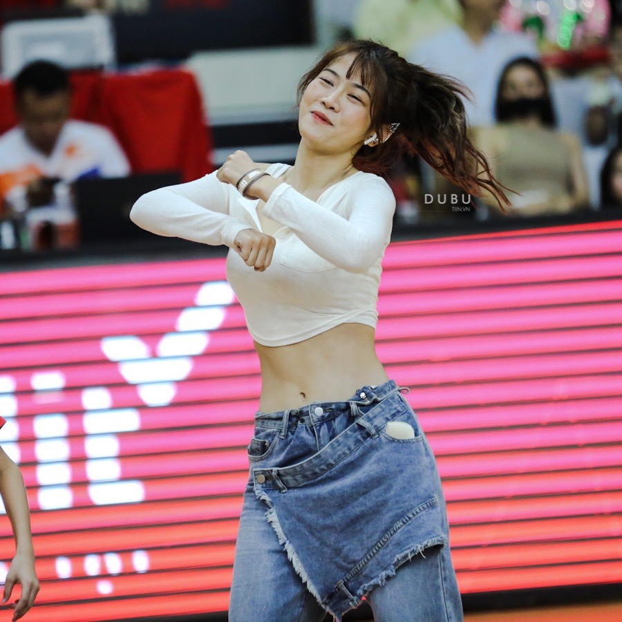 TikToker Lê Bống khiến MXH chao đảo vì vòng eo con kiến cùng vũ đạo đẹp mắt trên sân bóng rổ - Ảnh 2