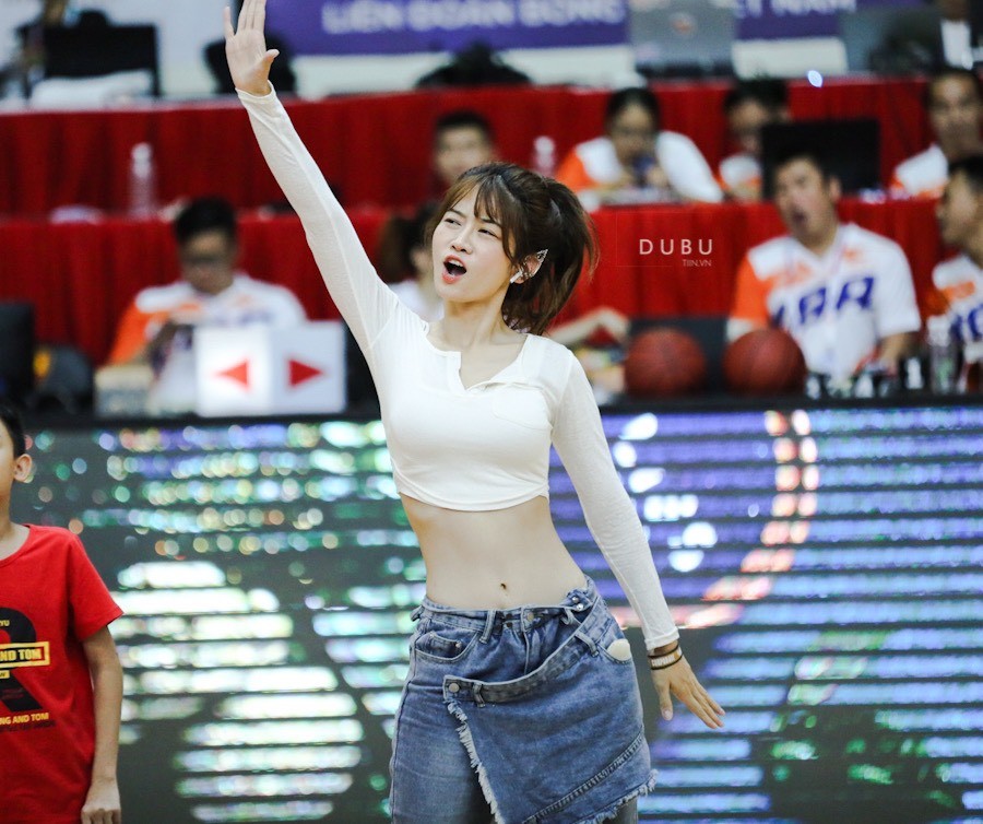 TikToker Lê Bống khiến MXH chao đảo vì vòng eo con kiến cùng vũ đạo đẹp mắt trên sân bóng rổ - Ảnh 3