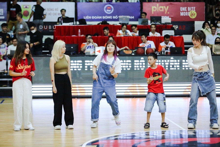 TikToker Lê Bống khiến MXH chao đảo vì vòng eo con kiến cùng vũ đạo đẹp mắt trên sân bóng rổ - Ảnh 5