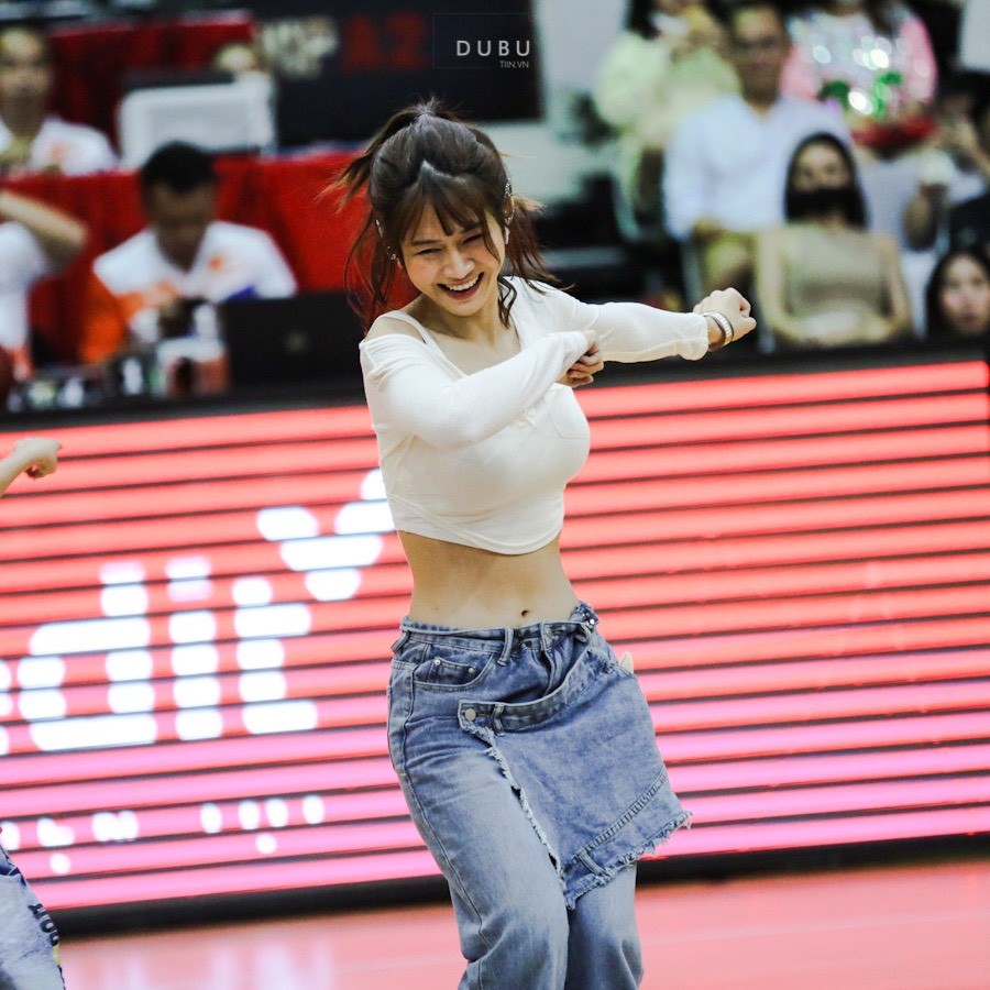 TikToker Lê Bống khiến MXH chao đảo vì vòng eo con kiến cùng vũ đạo đẹp mắt trên sân bóng rổ - Ảnh 7