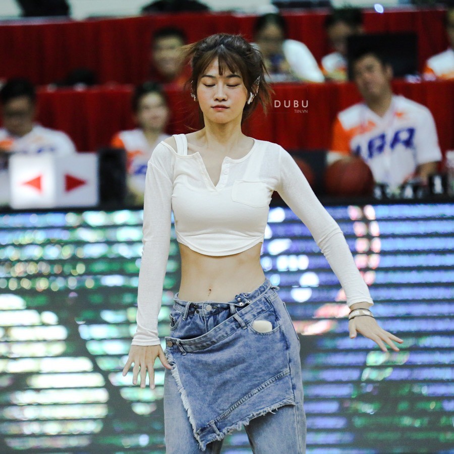 TikToker Lê Bống khiến MXH chao đảo vì vòng eo con kiến cùng vũ đạo đẹp mắt trên sân bóng rổ - Ảnh 8