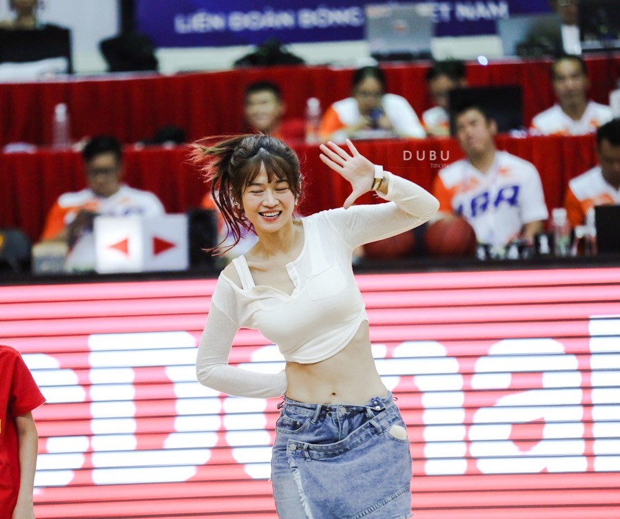 TikToker Lê Bống khiến MXH chao đảo vì vòng eo con kiến cùng vũ đạo đẹp mắt trên sân bóng rổ - Ảnh 9