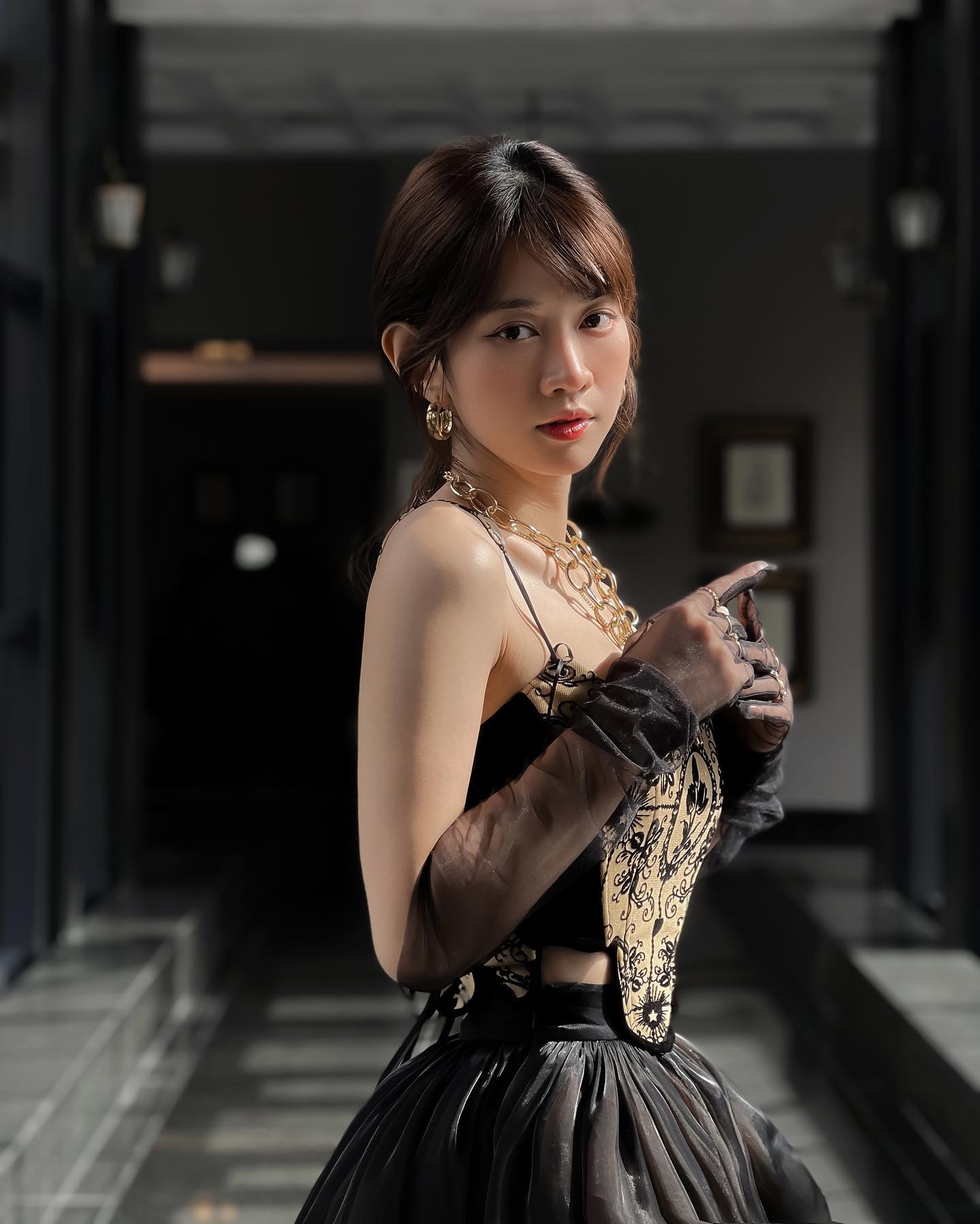 TikToker Lê Bống khiến MXH chao đảo vì vòng eo con kiến cùng vũ đạo đẹp mắt trên sân bóng rổ - Ảnh 1