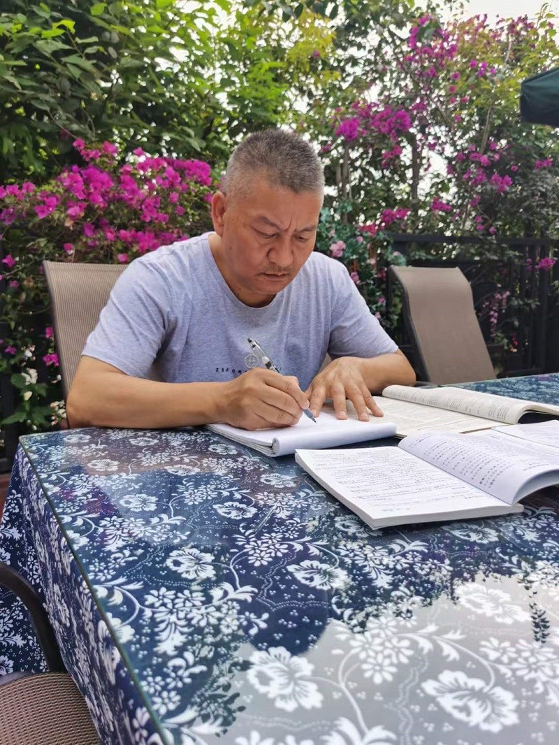 Người đàn ông 55 tuổi quyết tâm thi đại học dù trượt 26 lần  - Ảnh 5