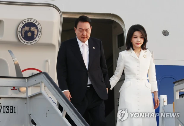 Tân Đệ nhất phu nhân Hàn Quốc khoe sắc vóc xinh đẹp và gu thời trang sang chảnh bất chấp tuổi 50 - Ảnh 2