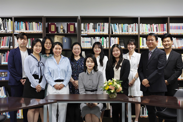 Tân Đệ nhất phu nhân Hàn Quốc khoe sắc vóc xinh đẹp và gu thời trang sang chảnh bất chấp tuổi 50 - Ảnh 9