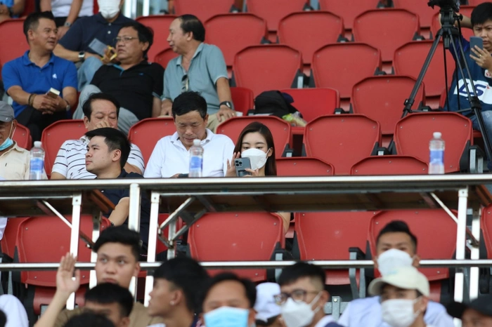 Đỗ Mỹ Linh công khai xuất hiện cùng quý tử nhà bầu Hiển giữa tin đồn hẹn hò - Ảnh 2