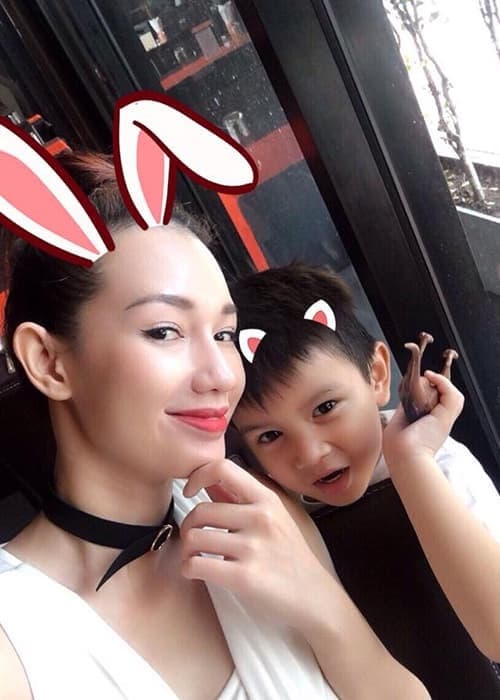 MC Quỳnh Chi lần đầu đoàn tụ với con trai sau 7 năm xa cách - Ảnh 4