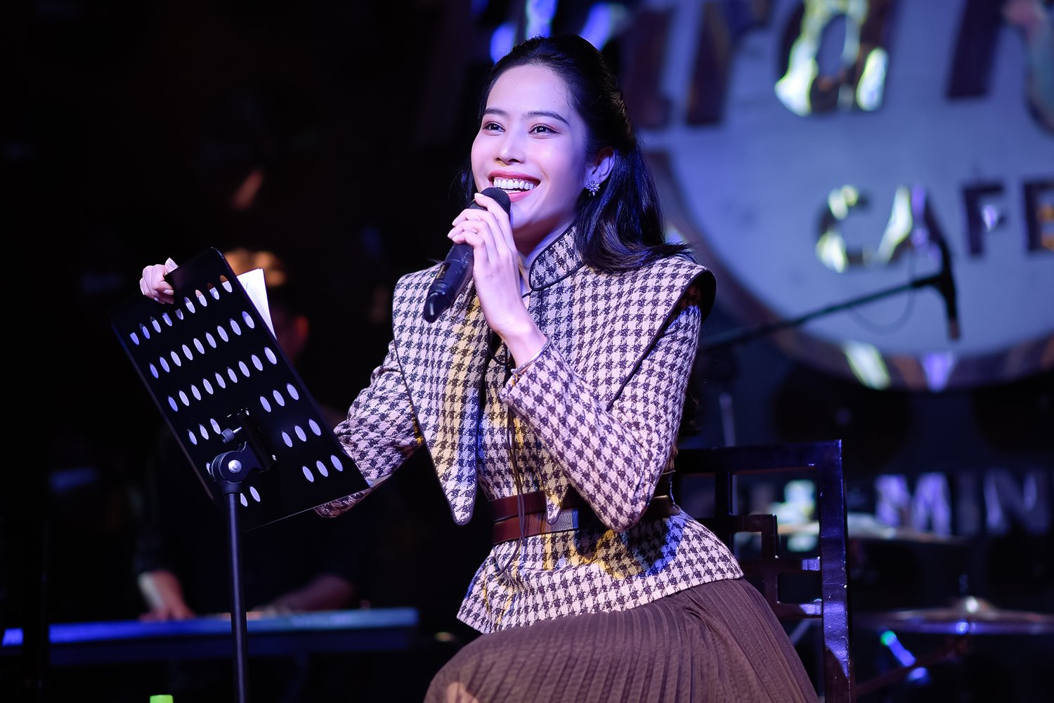 Nam Em gây tranh cãi với hành động 