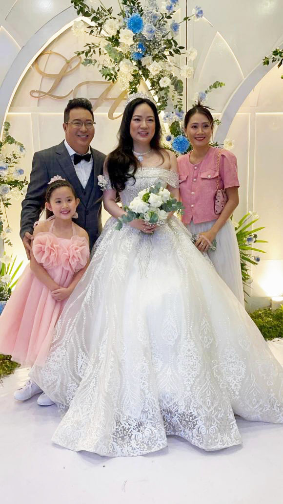 Nghệ sĩ hài Hà Linh kết hôn ở tuổi 49, nhan sắc cô dâu gây chú ý - Ảnh 1