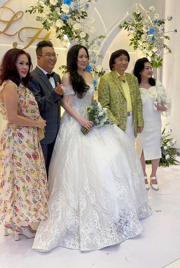 Nghệ sĩ hài Hà Linh kết hôn ở tuổi 49, nhan sắc cô dâu gây chú ý - Ảnh 2