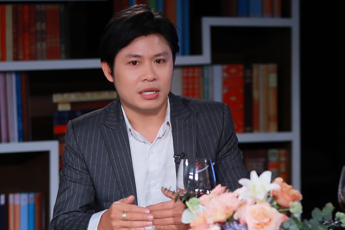 Nhạc sĩ Nguyễn Văn Chung nói gì khi fan đặt nghi vấn ly hôn vợ 