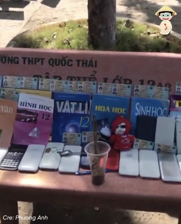 Nhiều sĩ tử đem bóng đèn, bút bi để cầu minh mẫn, sáng suốt trong kì thi THPT Quốc gia - Ảnh 1
