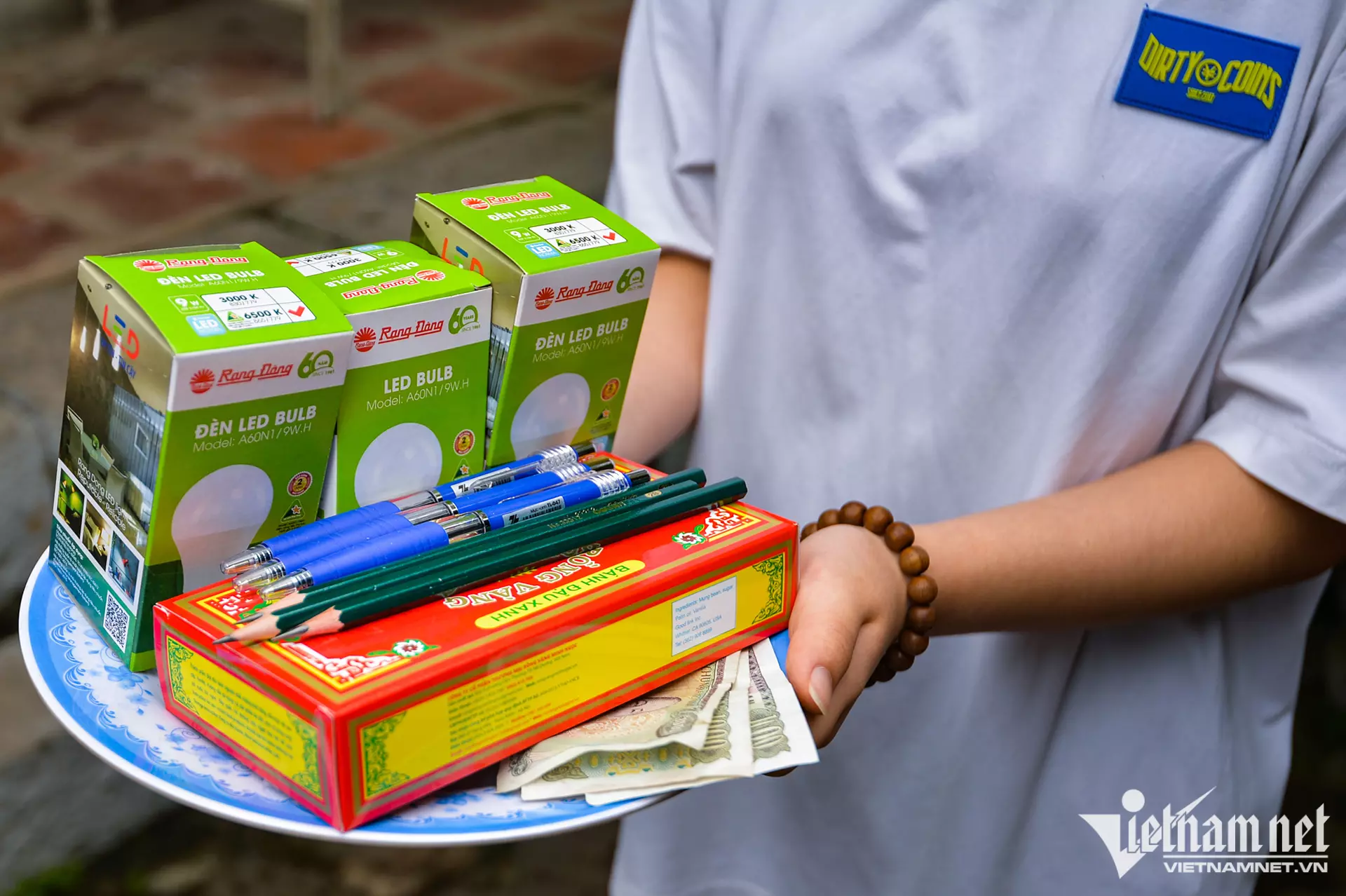 Nhiều sĩ tử đem bóng đèn, bút bi để cầu minh mẫn, sáng suốt trong kì thi THPT Quốc gia - Ảnh 2