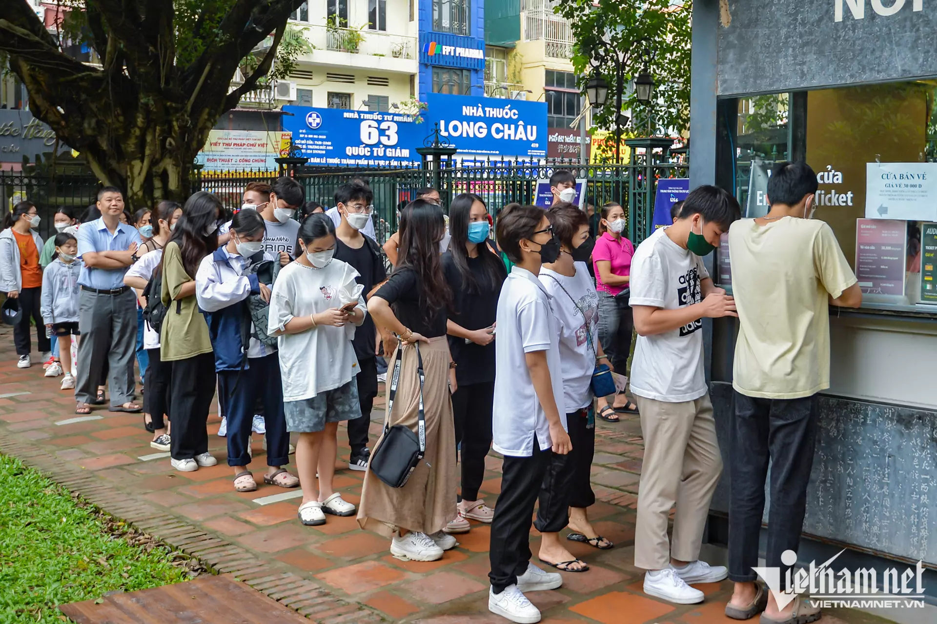 Nhiều sĩ tử đem bóng đèn, bút bi để cầu minh mẫn, sáng suốt trong kì thi THPT Quốc gia - Ảnh 3