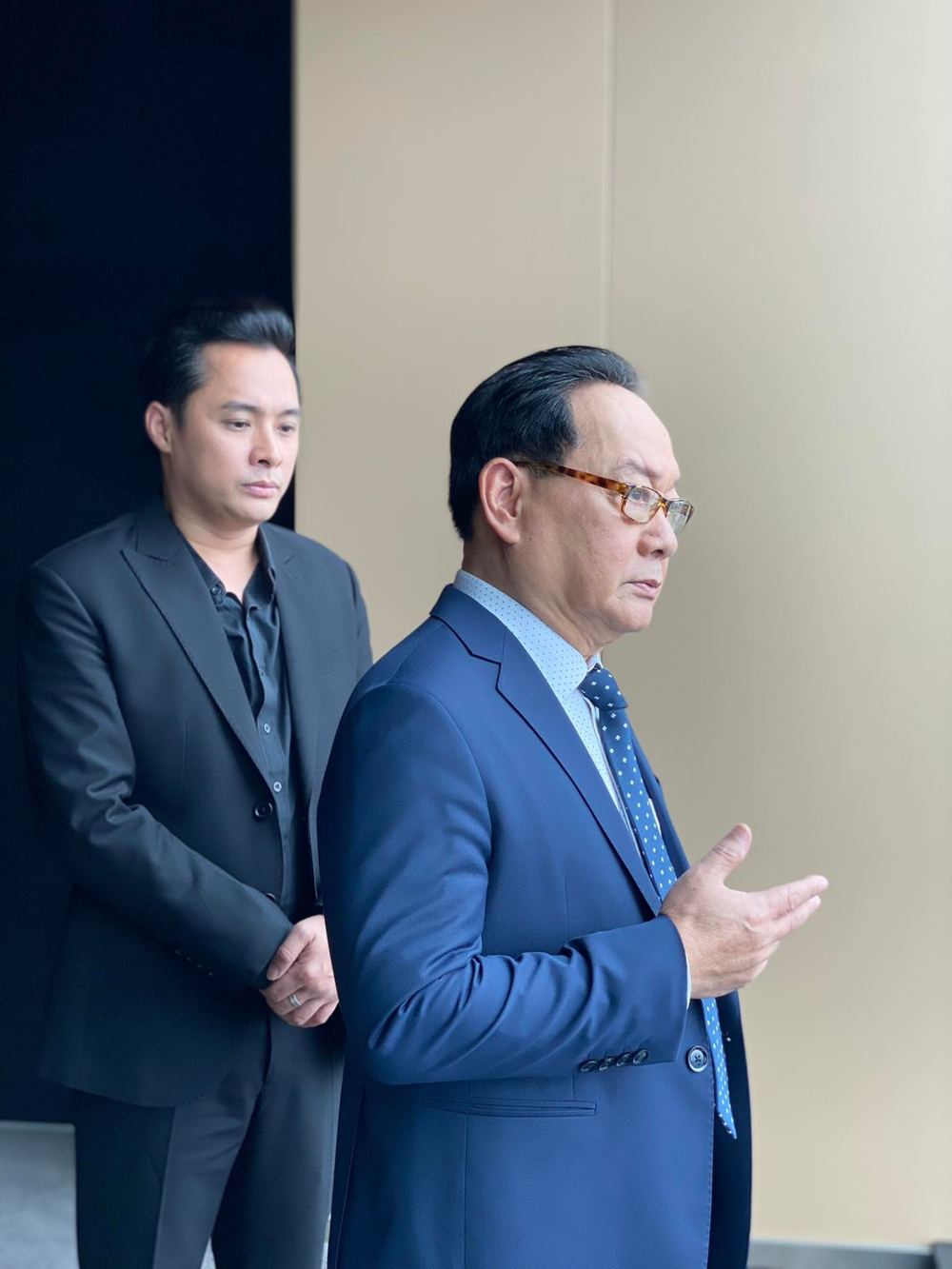 NSND Tiến Đạt: Trong phim là chủ tịch mưu mô, ngoài đời là chủ tiệm may sống an nhàn bên vợ hiền - Ảnh 4