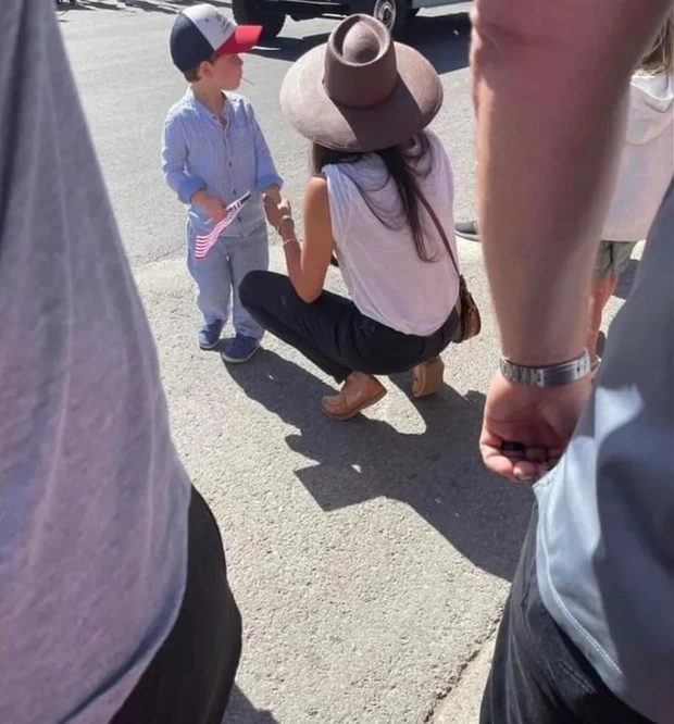 Con trai đầu lòng nhà Meghan Markle hiếm hoi lộ diện, được ví là bản sao của bố Harry - Ảnh 1