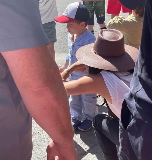 Con trai đầu lòng nhà Meghan Markle hiếm hoi lộ diện, được ví là bản sao của bố Harry - Ảnh 2