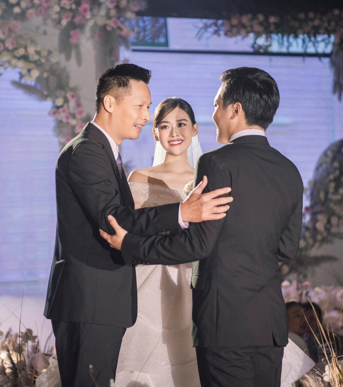 Gia thế của loạt chồng đại gia của các Hoa Á hậu Việt - Ảnh 1