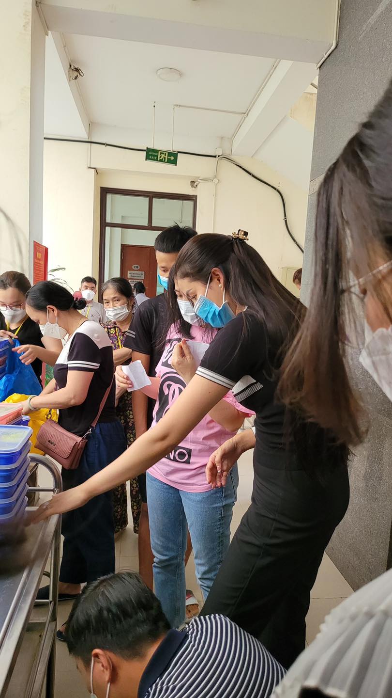 Mẹ U60 của Phạm Hương diện đồ tắm khoe vòng một căng đầy và vóc dáng chuẩn không kém thiếu nữ 18 - Ảnh 1